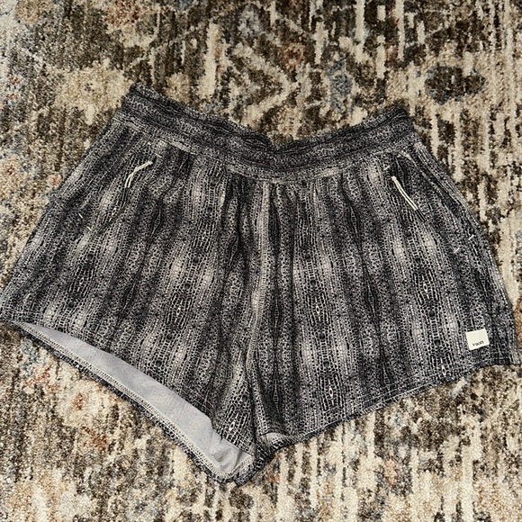 Vuori Patterned Dash Running Short - Picture 1 of 4